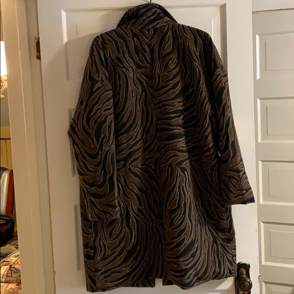 Cosy coat with animal like print - Picture 3 of 5
